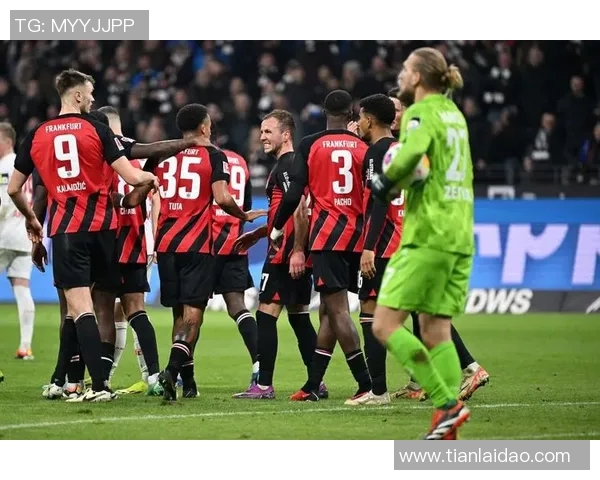 梅开二度！法兰克福球员在德甲比赛中表现抢眼